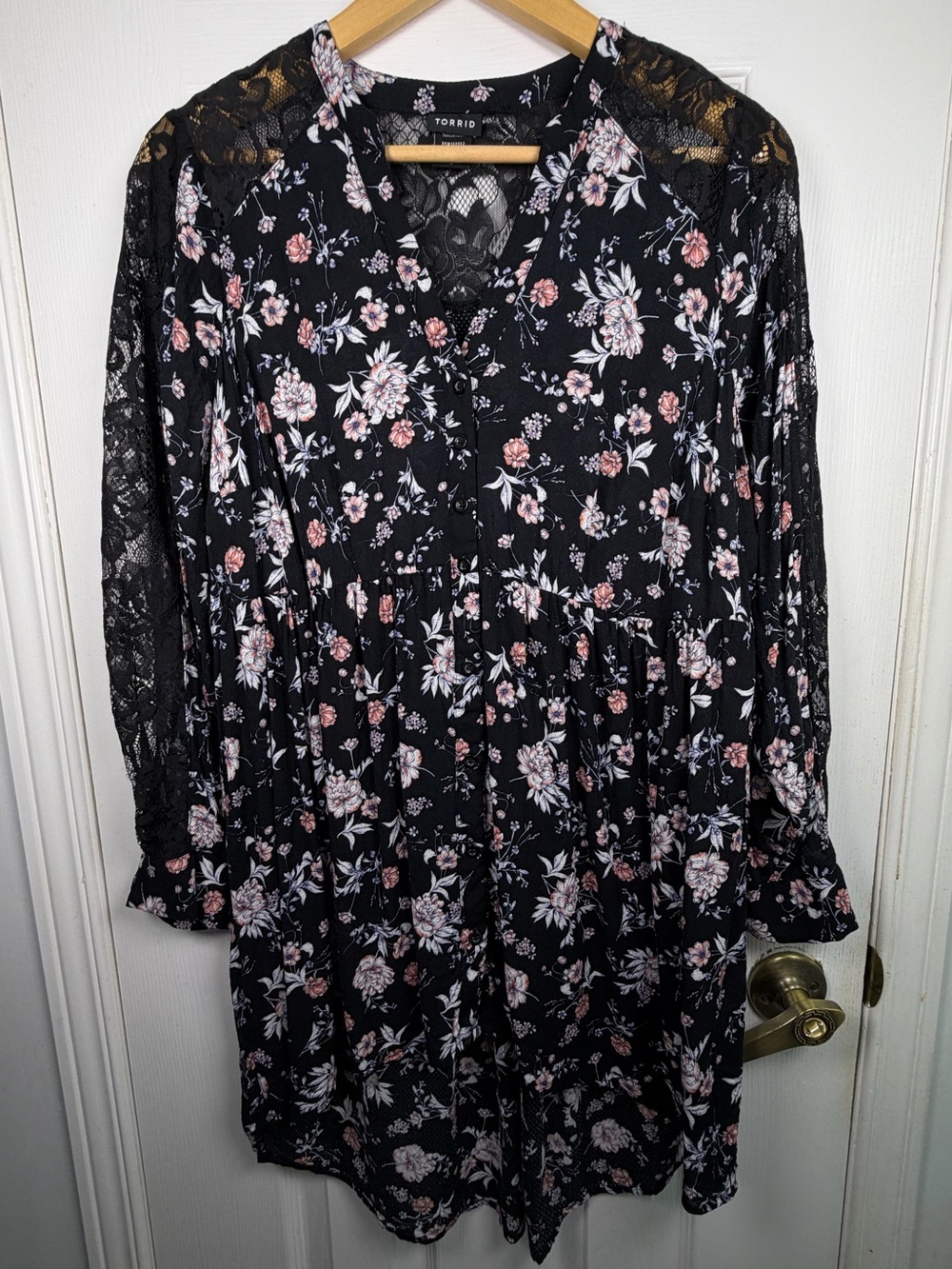 Torrid Black Floral Lace Sleeve Fishtail Tunic Size 0 Babydoll Goth Indie Sleaze